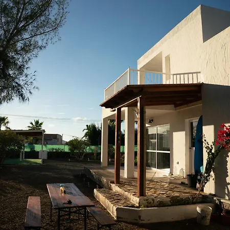 La Milagrosa Surf House & Cowork منزل ريفي